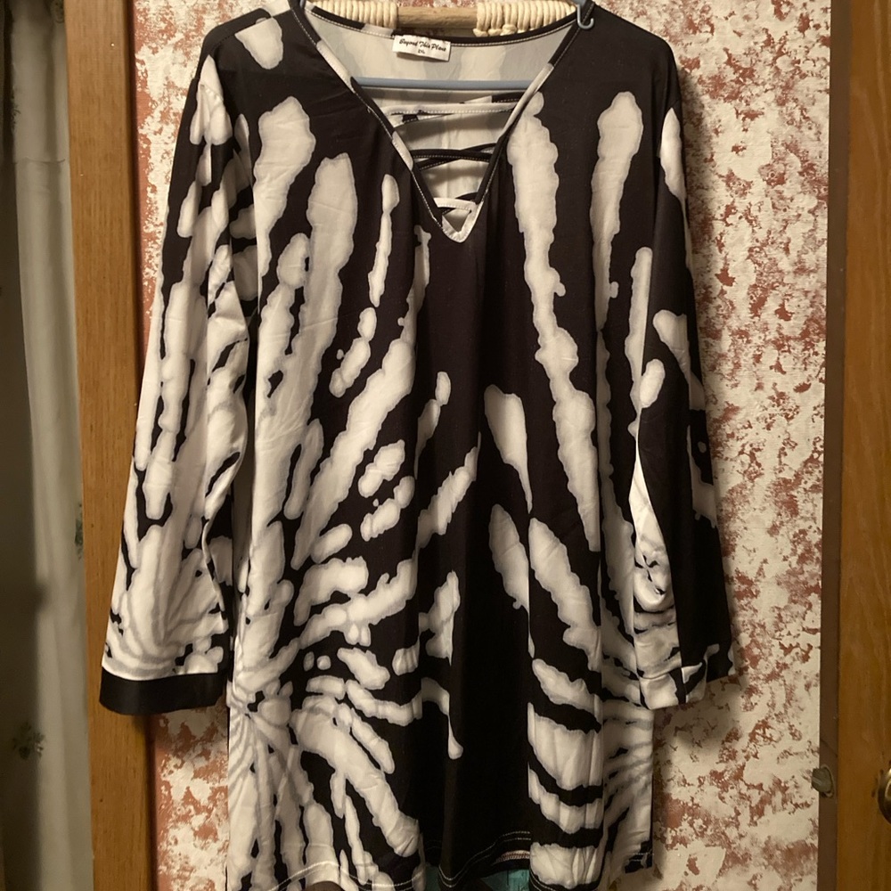 Top, Black and White, Peak-a-boo front, XXL